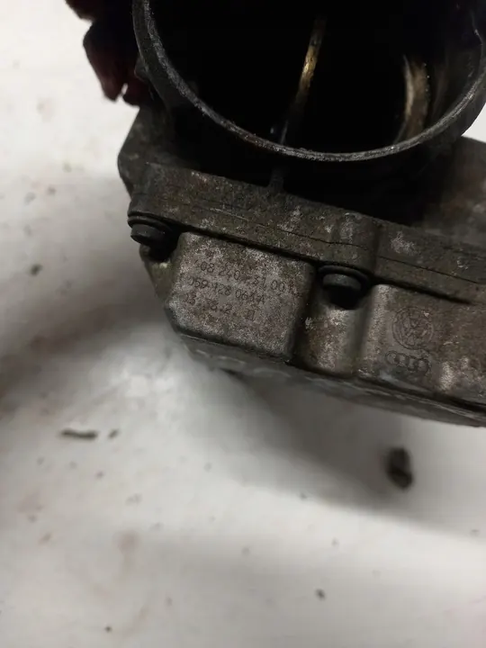 Corpo de borboleta Audi A6 C5 2.5 TDI OEM 059128063A image 6