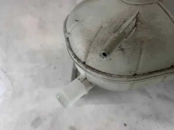 KIA CEED III HYUNDAI i30 III 1.6 CRDI Kühlmittelbehälter 25430-F2400 image 3