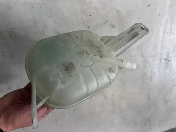 KIA CEED III HYUNDAI i30 III 1.6 CRDI Kühlmittelbehälter 25430-F2400 image 4