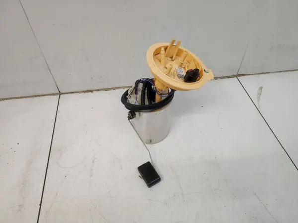 VW Golf VII 2.0 TDI Bränslepump OEM 5Q0919050H image 2