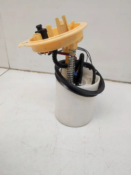 VW Golf VII 2.0 TDI Bränslepump OEM 5Q0919050H image 4