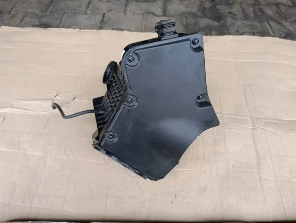 Audi A4 B8 Ilmansuodinkotelo OEM 8K0133837BP image 2