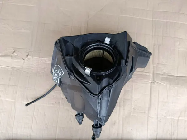 Audi A4 B8 Ilmansuodinkotelo OEM 8K0133837BP image 5
