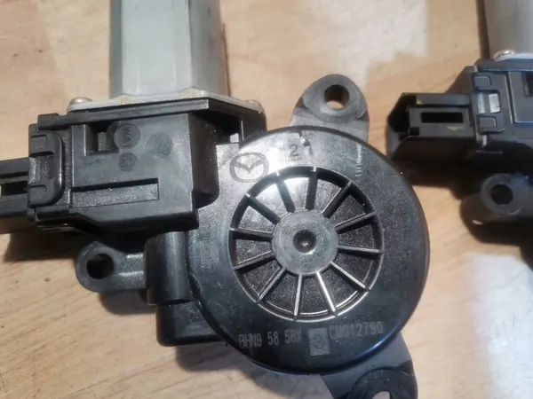 MAZDA 3 BM Motor de Ventana Delantera Derecha BHN95858X image 2