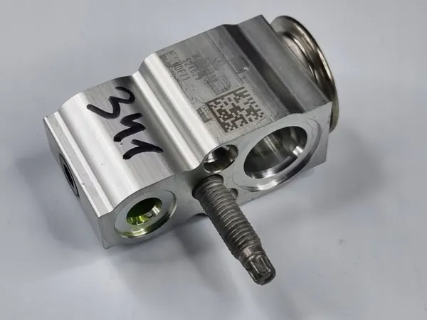 Válvula de expansión AC Jeep OEM MZ644002 - Usada image 2