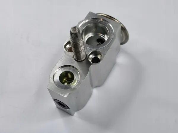 Válvula de expansión AC Jeep OEM MZ644002 - Usada image 3