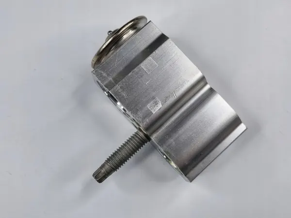 Válvula de expansión AC Jeep OEM MZ644002 - Usada image 4