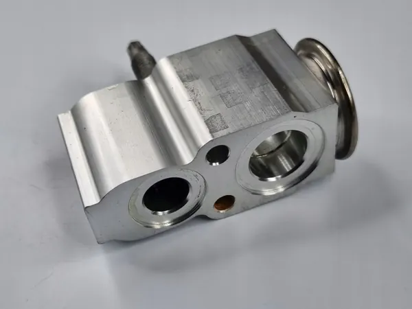 Válvula de expansión AC Jeep OEM MZ644002 - Usada image 5