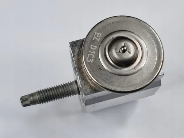 Válvula de expansión AC Jeep OEM MZ644002 - Usada image 6