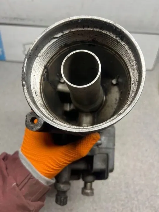 BMW Ölfiltergehäuse OEM 11421740001 - Gebraucht image 4