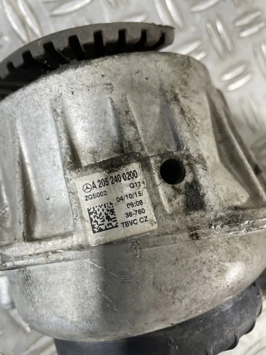 Moottorin Kiinnike Mercedes C-Class W205 OEM A2052400300 image 4