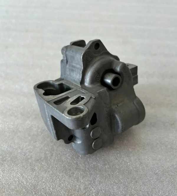 Pompe à huile d'occasion OEM 03L115105D VW Audi 2.0 TDI image 4