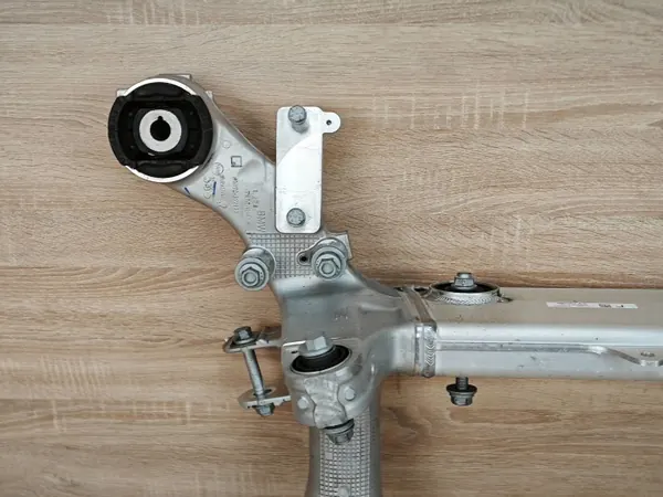 Porte-suspension arrière BMW OE 6861201 d'occasion image 3
