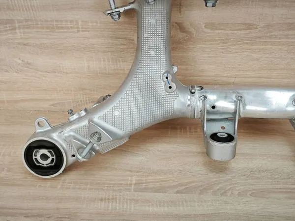 Porte-suspension arrière BMW OE 6861201 d'occasion image 4