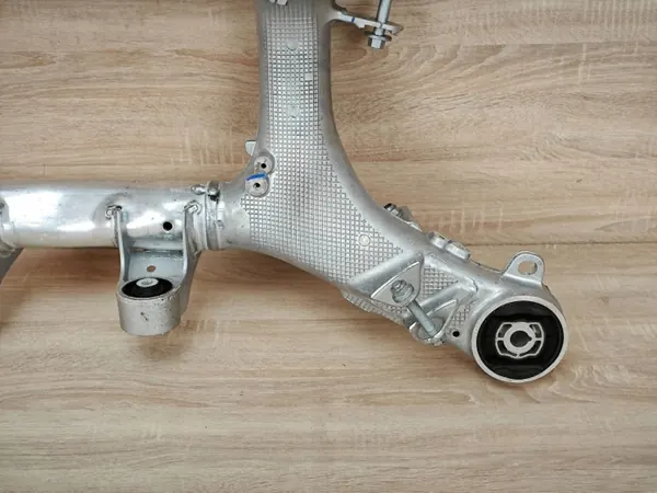 Porte-suspension arrière BMW OE 6861201 d'occasion image 5
