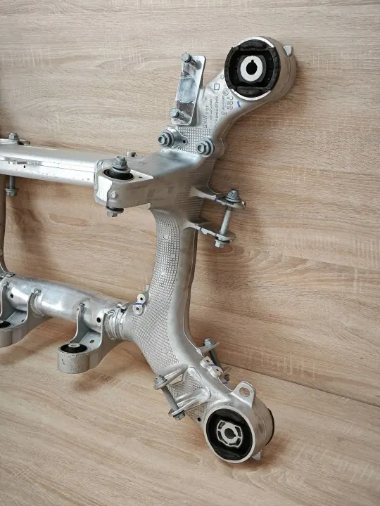 Porte-suspension arrière BMW OE 6861201 d'occasion image 6