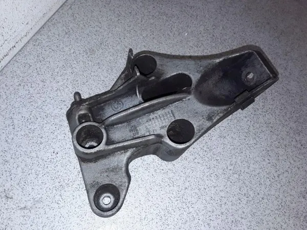 BMW 7-sarja E38 moottoritilan osat OEM 22111093811 image 2