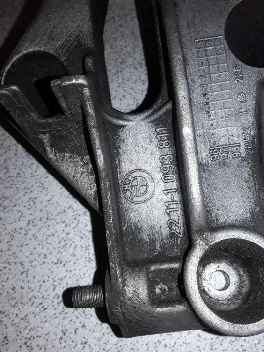 BMW 7-sarja E38 moottoritilan osat OEM 22111093811 image 3