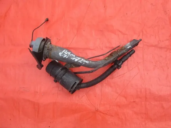 Dodge RAM 1500 5.7i 2018 Bränslefyllningsrör OEM 68192064AE image 2