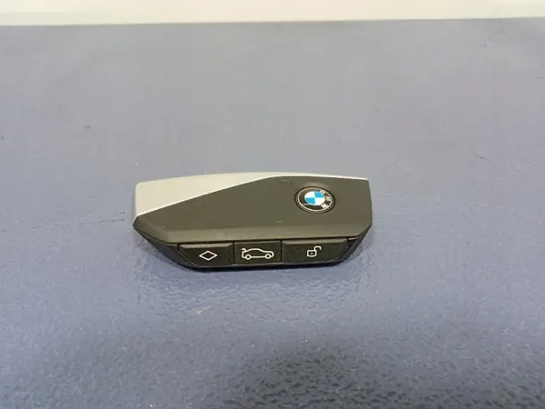 BMW IX2 U10 Avain OEM 5B3E8B6 - Käytetty Kunnossa image 3