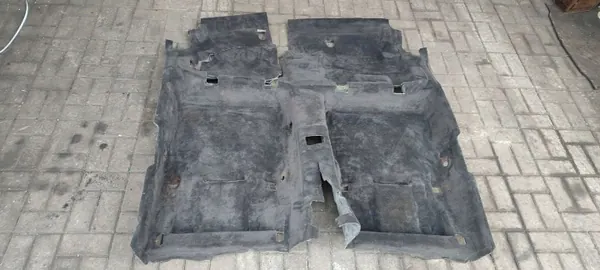 Alfombrilla trasera Mercedes W124 Familiar OEM Usada image 2