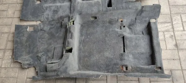 Alfombrilla trasera Mercedes W124 Familiar OEM Usada image 6