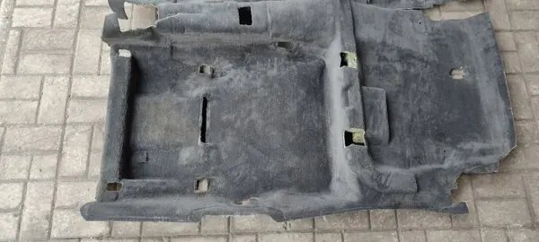 Alfombrilla trasera Mercedes W124 Familiar OEM Usada image 7