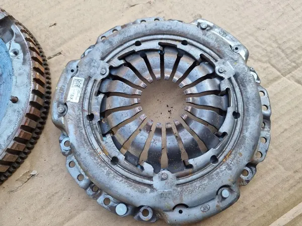 Embreagem completa Renault Clio IV OEM 302050736R image 4