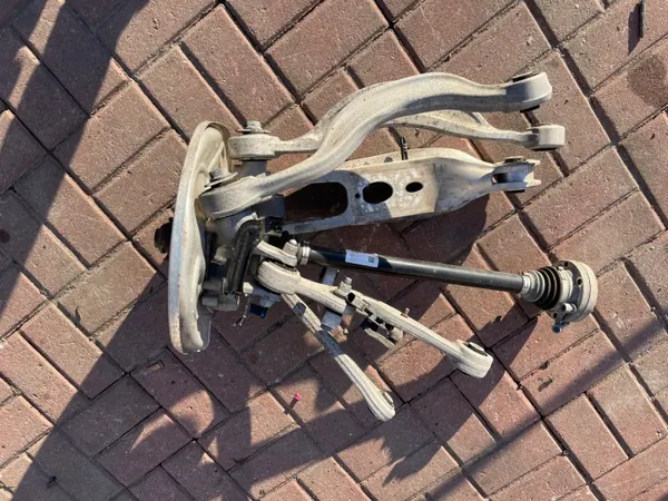 OEM 80A505436J Taka-oikea pyöränkannatin Audi Q5 image 2