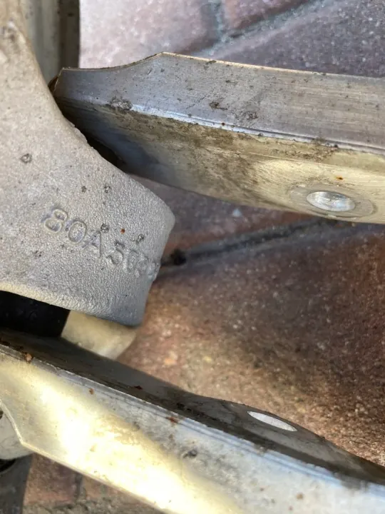 OEM 80A505436J Taka-oikea pyöränkannatin Audi Q5 image 4