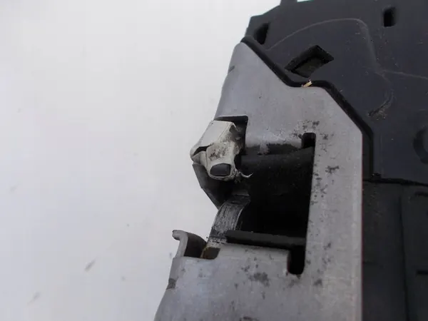 Vänster Bakdörrslås Opel Corsa D image 4