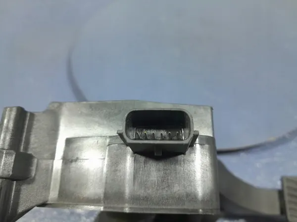 Opel Insignia B Gaspedalsensor OEM 84657611 image 6