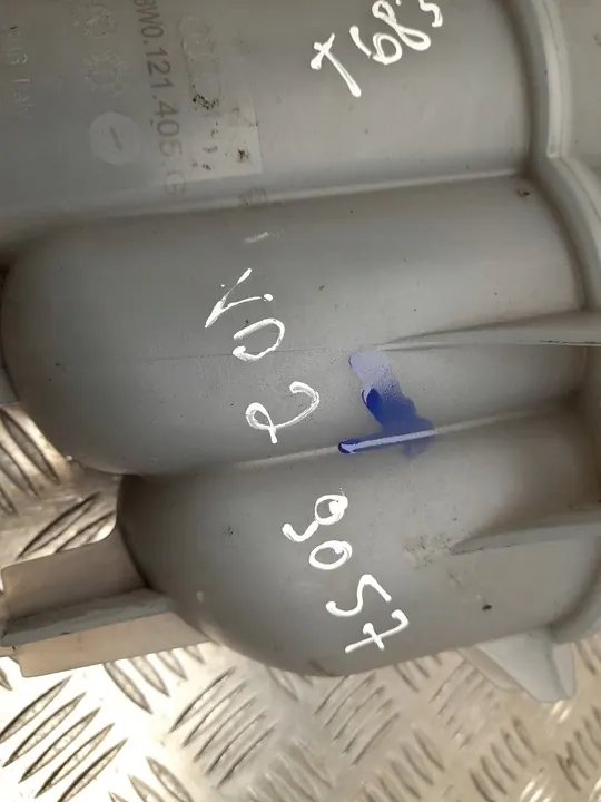 Koelvloeistof expansietank Audi A4 2019 8W0121405G image 3