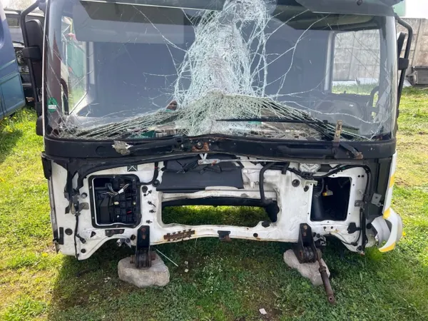 OEM 8988NN Mercedes Atego II Cabina 2013 Usado image 3
