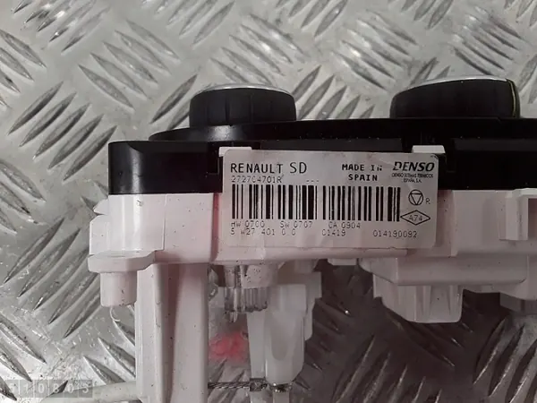 Renault Captur AC-ohjausmoduuli OEM 272704701R image 3