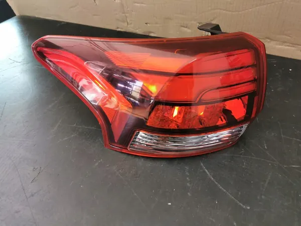 Luz Trasera Izquierda Mitsubishi Outlander III 2015–2022 OE image 2