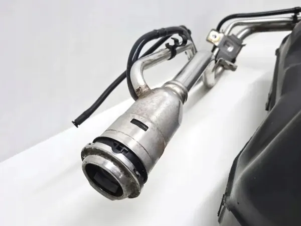 Ford OE BV619K007K Bränslepump - Begagnad image 6