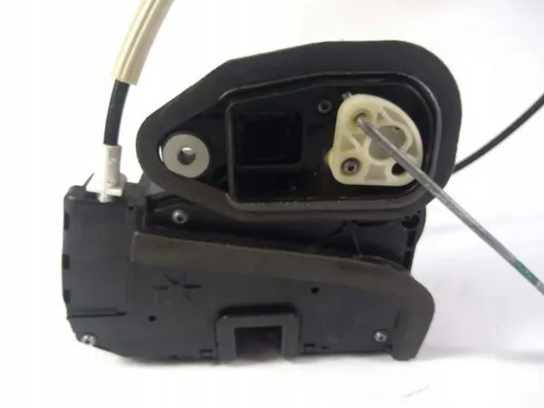 GMC Yukon Escalade Tahoe 2015-20 Höger Bakdörrlås OEM 13598379 image 2