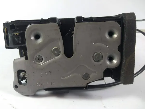 GMC Yukon Escalade Tahoe 2015-20 Höger Bakdörrlås OEM 13598379 image 5