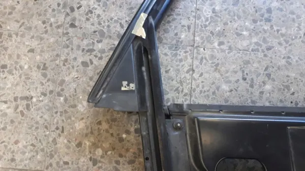 Marco puerta trasera derecha Audi 80 Sedán OEM image 5