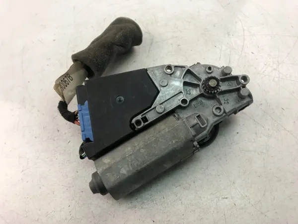 Moteur toit ouvrant VW OEM 1J6959591 Golf IV 1.6L image 4