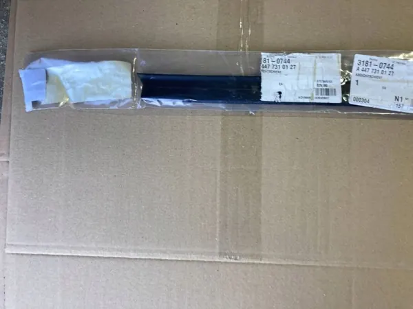 Mercedes Vito W447 Höger Bakdörrtätning OEM A4477310127 image 4