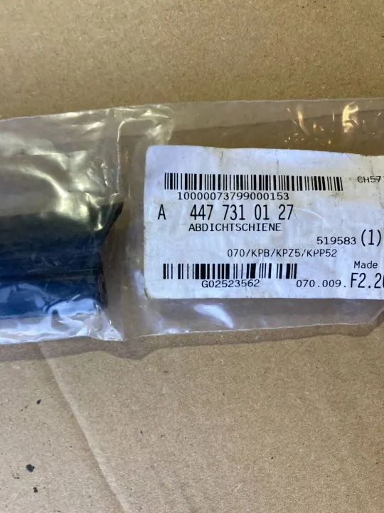 Mercedes Vito W447 Höger Bakdörrtätning OEM A4477310127 image 8
