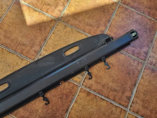 KIA CARENS III 06-12 Tavaratilan verho Musta OEM image 5
