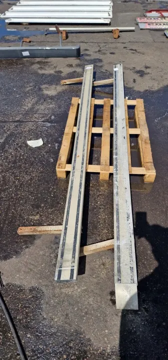 Panel Lateral Remolque OEM 1, 310x44 Usado image 4