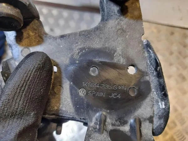 Suporte da bomba ABS VW JETTA III 1K1614235G image 3