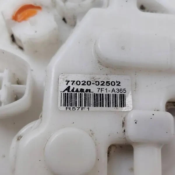 Bomba de combustível híbrida Toyota OE 77020-02502 - Usada image 9