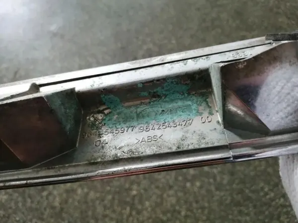 OEM 9637085077 Tapacubos de maletero para Citroën C5 II Break image 3