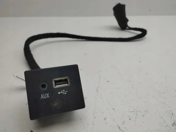 Enchufe USB Maserati Ghibli 2014 OEM 670009770 image 2