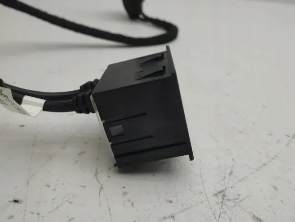 Enchufe USB Maserati Ghibli 2014 OEM 670009770 image 3